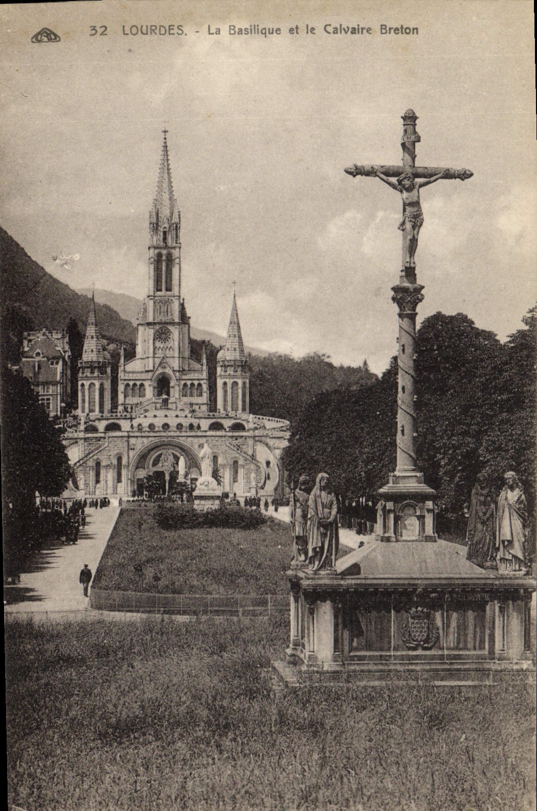 CPA Lourdes La Basilique et le Calvaire Breton 
