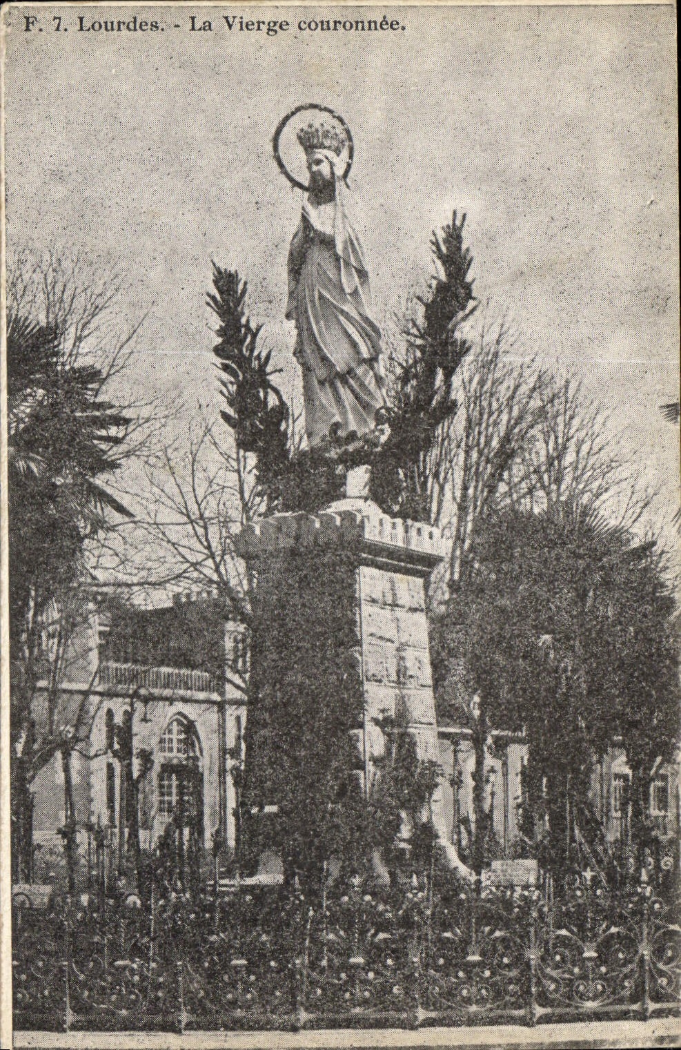CPA Lourdes La Vierge couronnee 