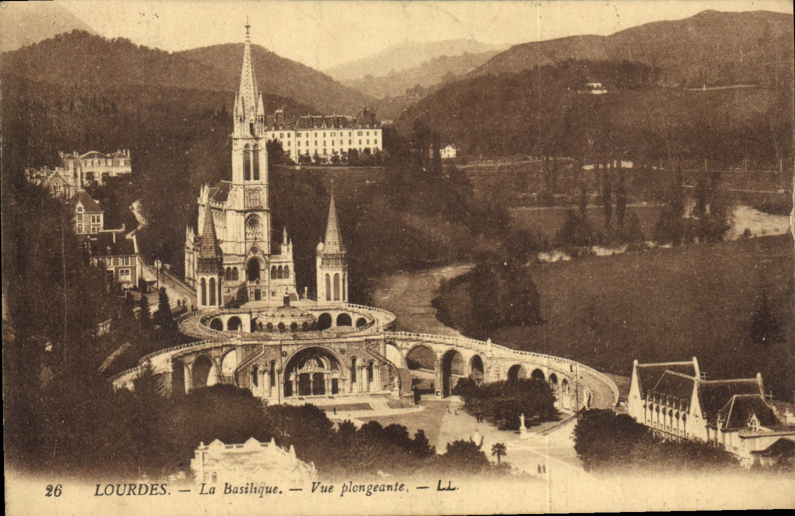 CPA Lourdes La Basilique Vue plongeante 
