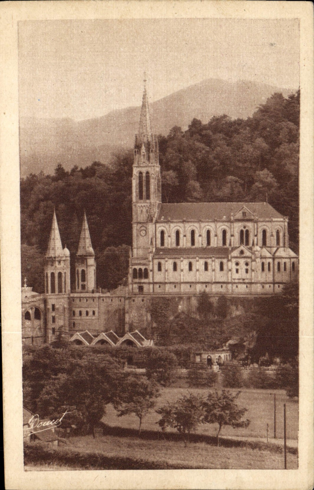 CPA Lourdes La Basilique 