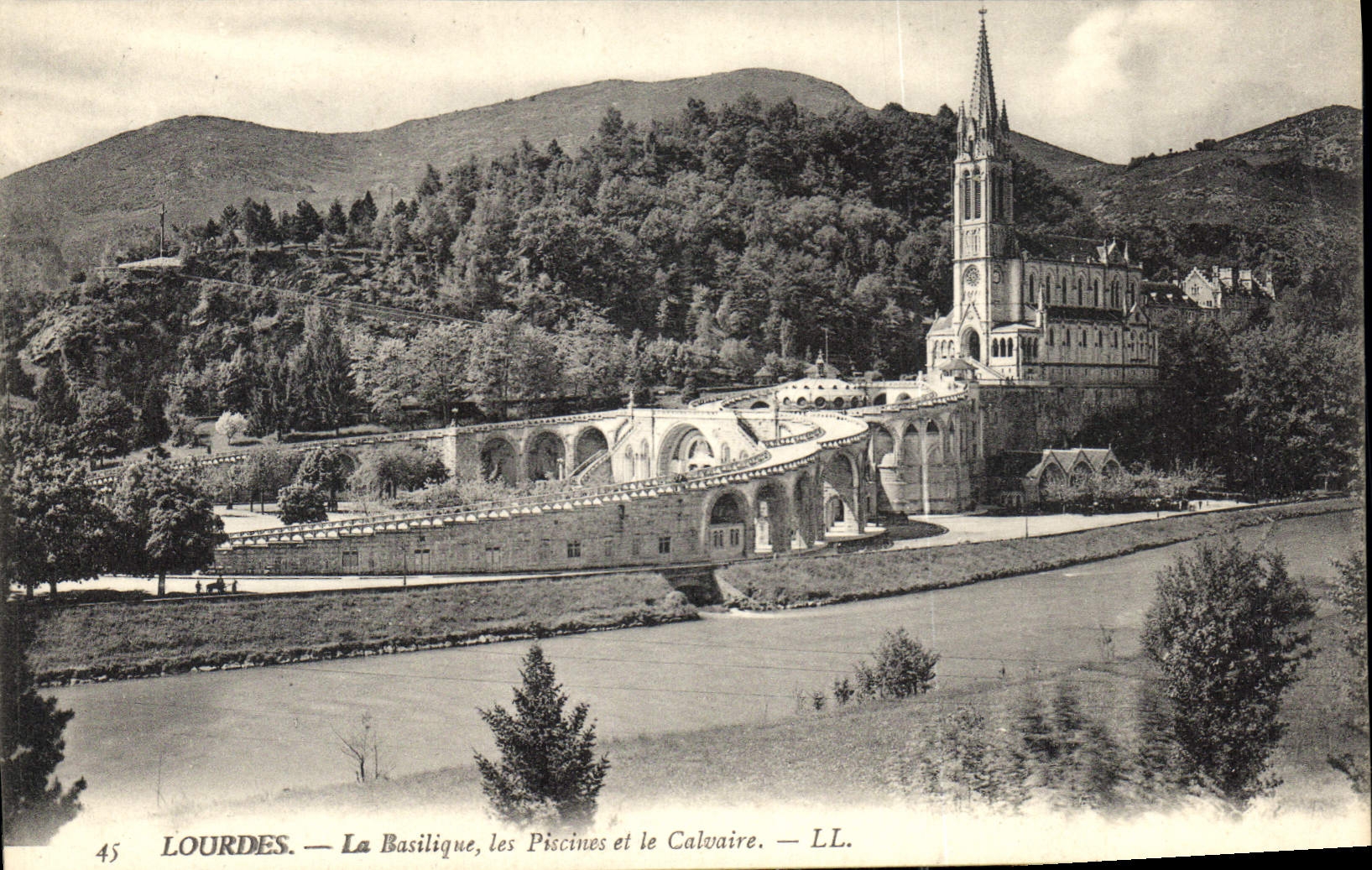 CPA Lourdes La Basilique les Piscines et le Calvaire 
