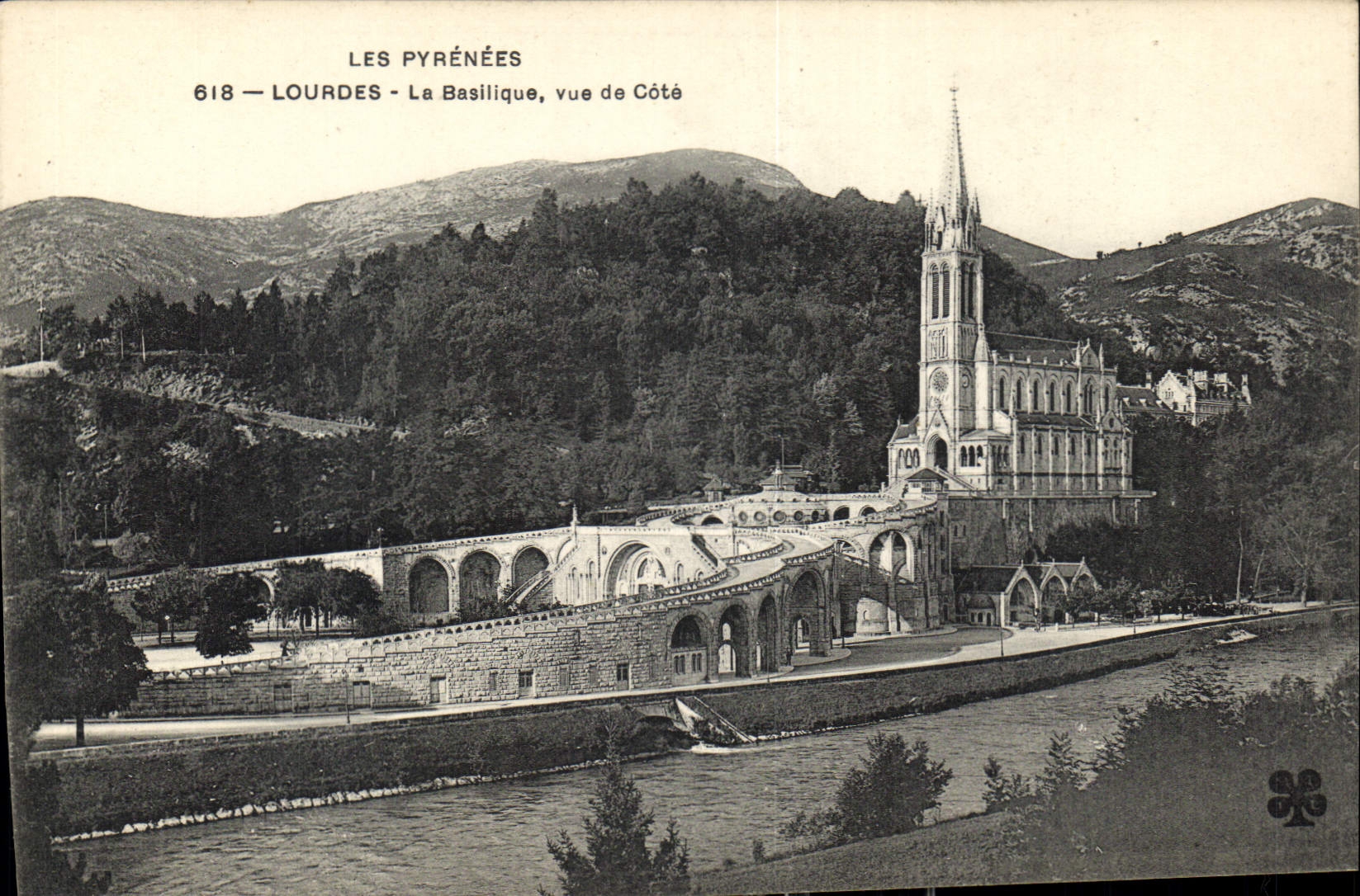 CPA Lourdes La Basilique vue de Cote 