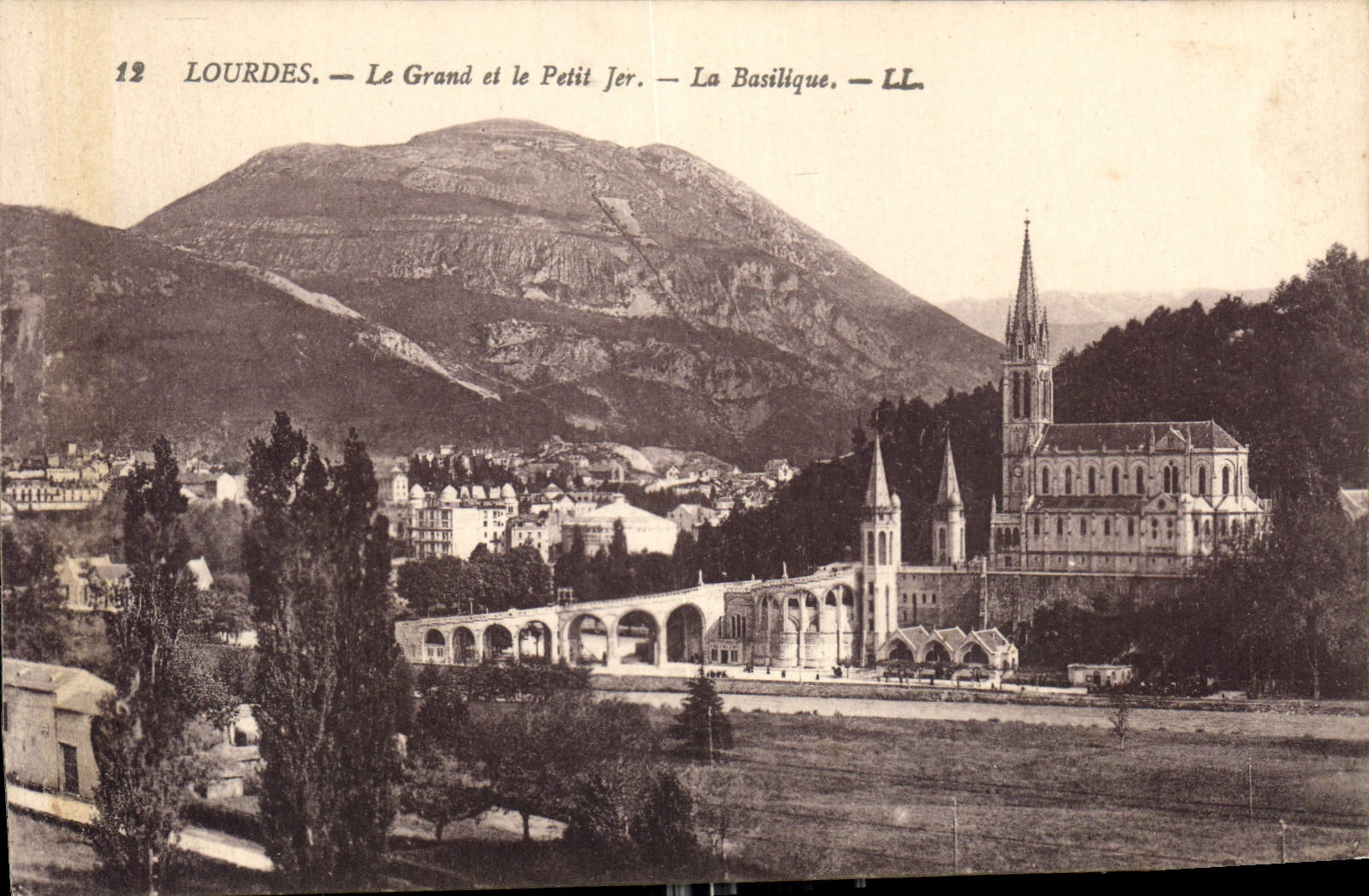 CPA Lourdes Le Grand et le Petit Jer La Basilique 