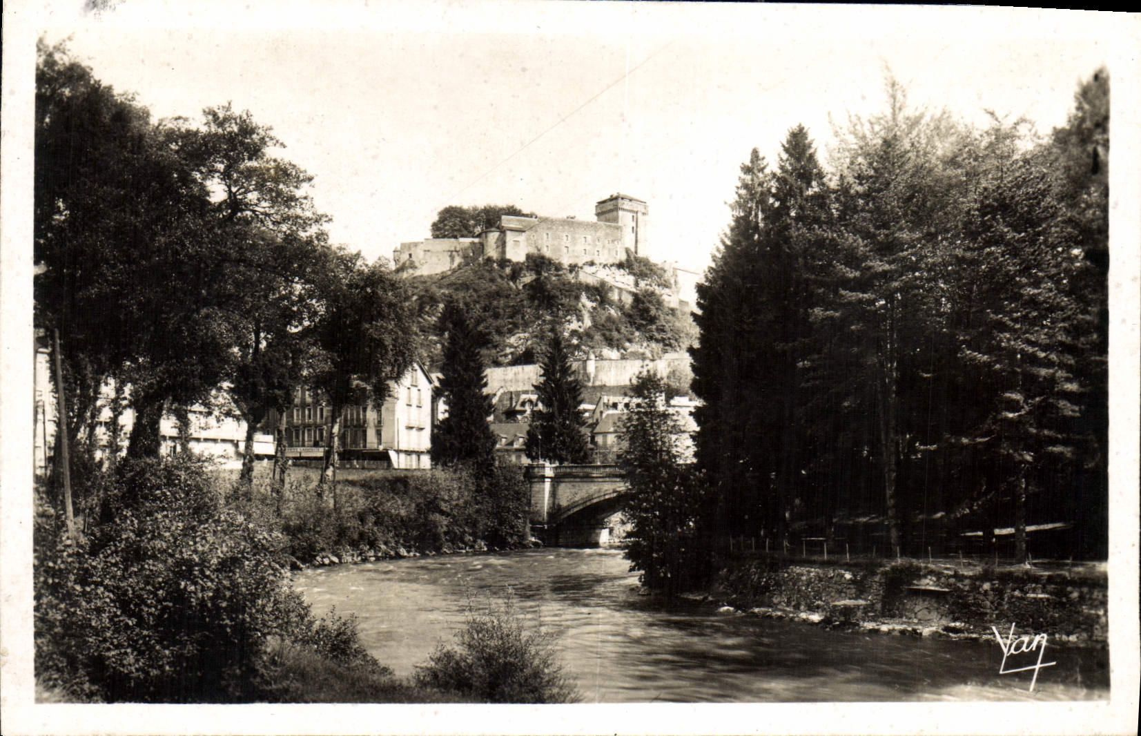 CPA Lourdes Le Chateau Fort et le Gave 