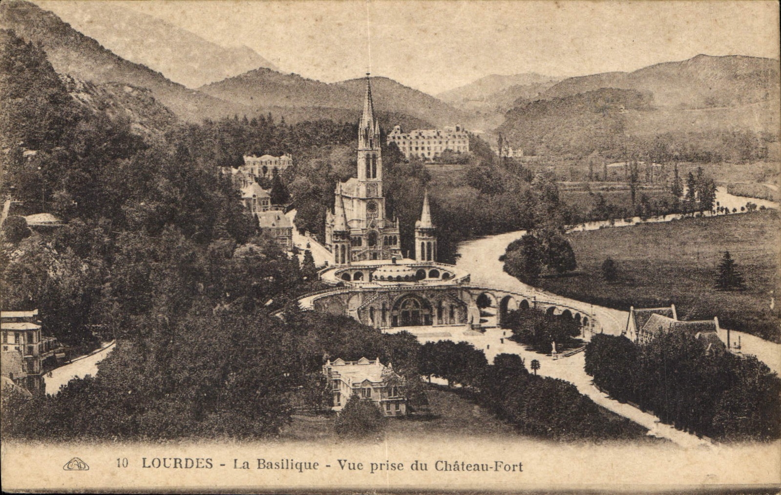 CPA Lourdes La Basililque Vue prise du Chateau Fort 