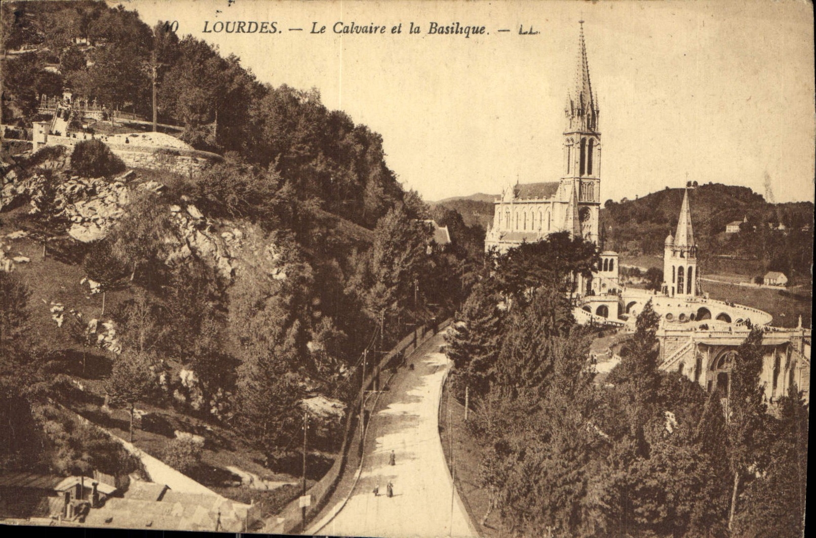 CPA Lourdes Le Calvaire et la Basilique 
