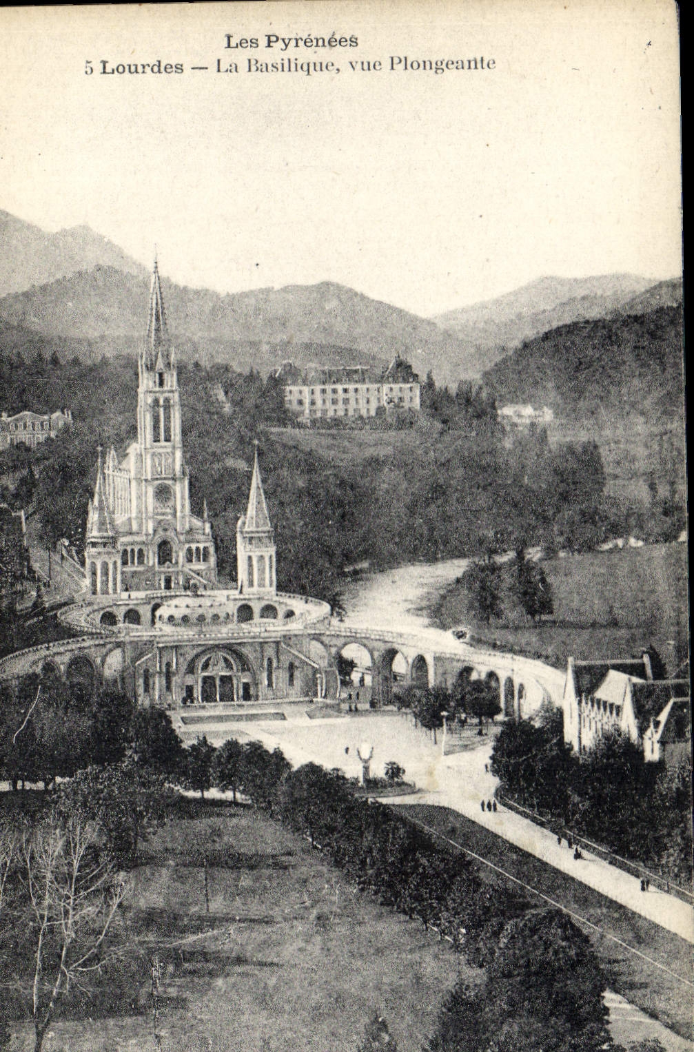 CPA Lourdes La Basilique vue Plongeante