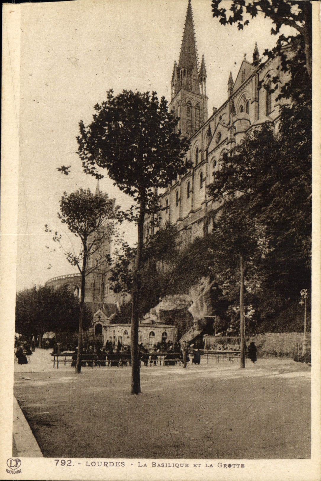 CPA Lourdes La Basilique et la Grotte 