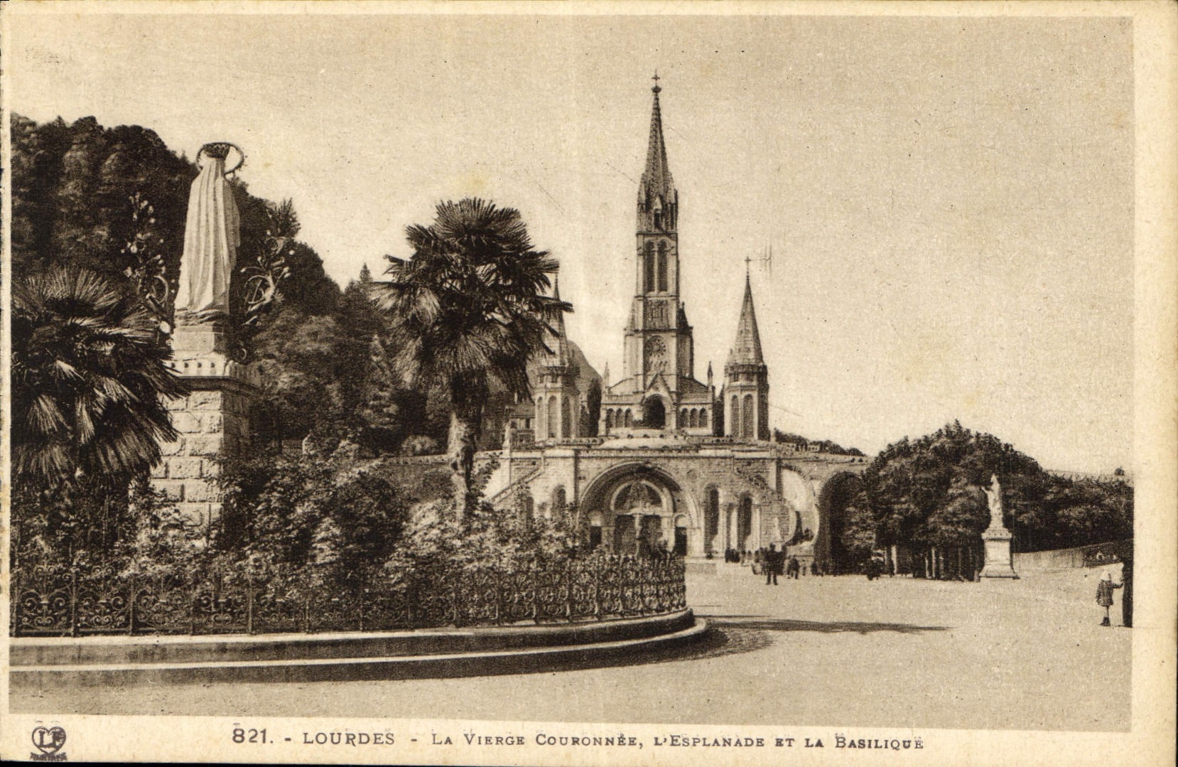CPA Lourdes La Vierge Couronnee L'Esplanade et la Basilique 