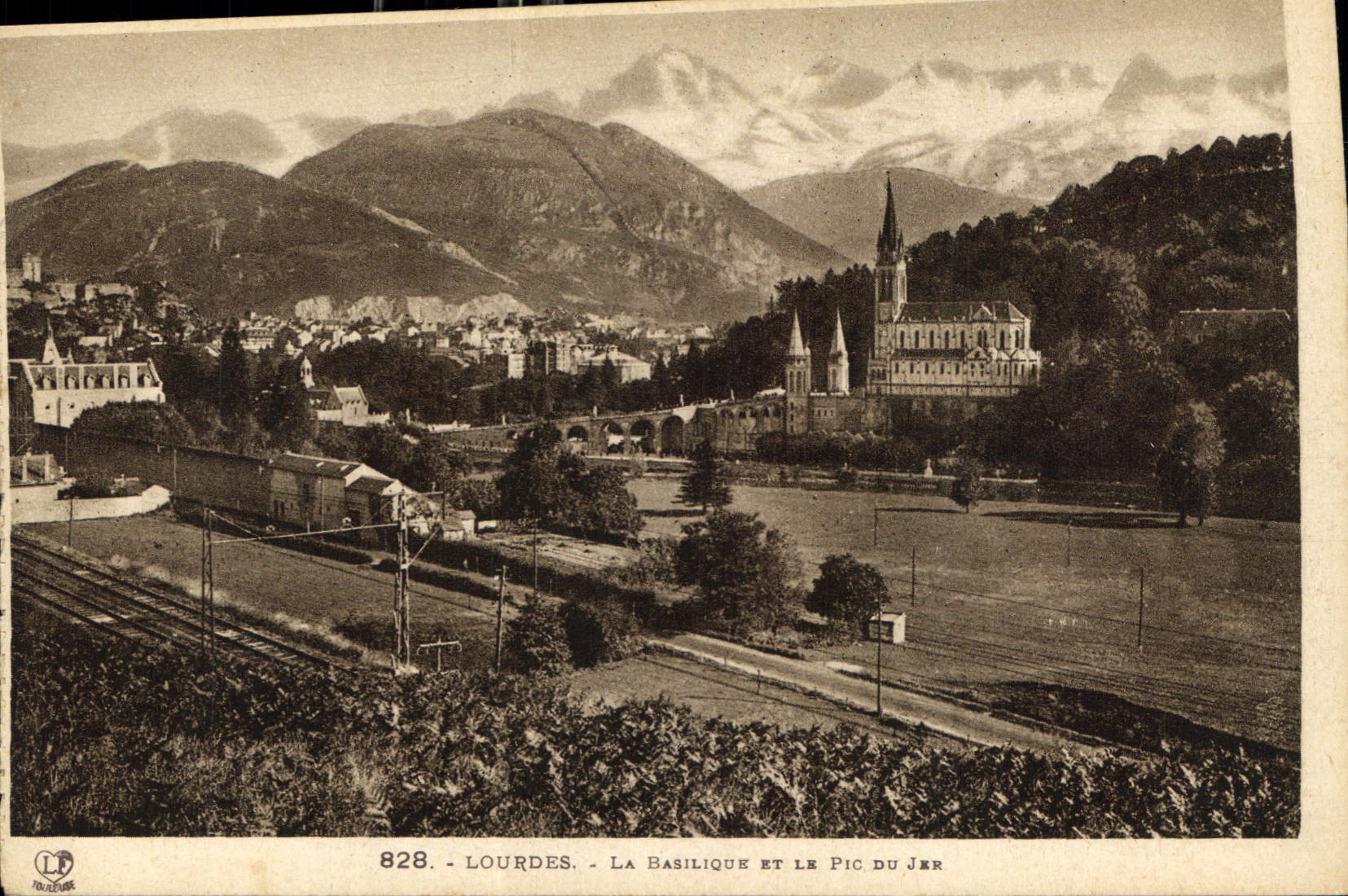 CPA Lourdes La Basilique et le Pic du Jer 