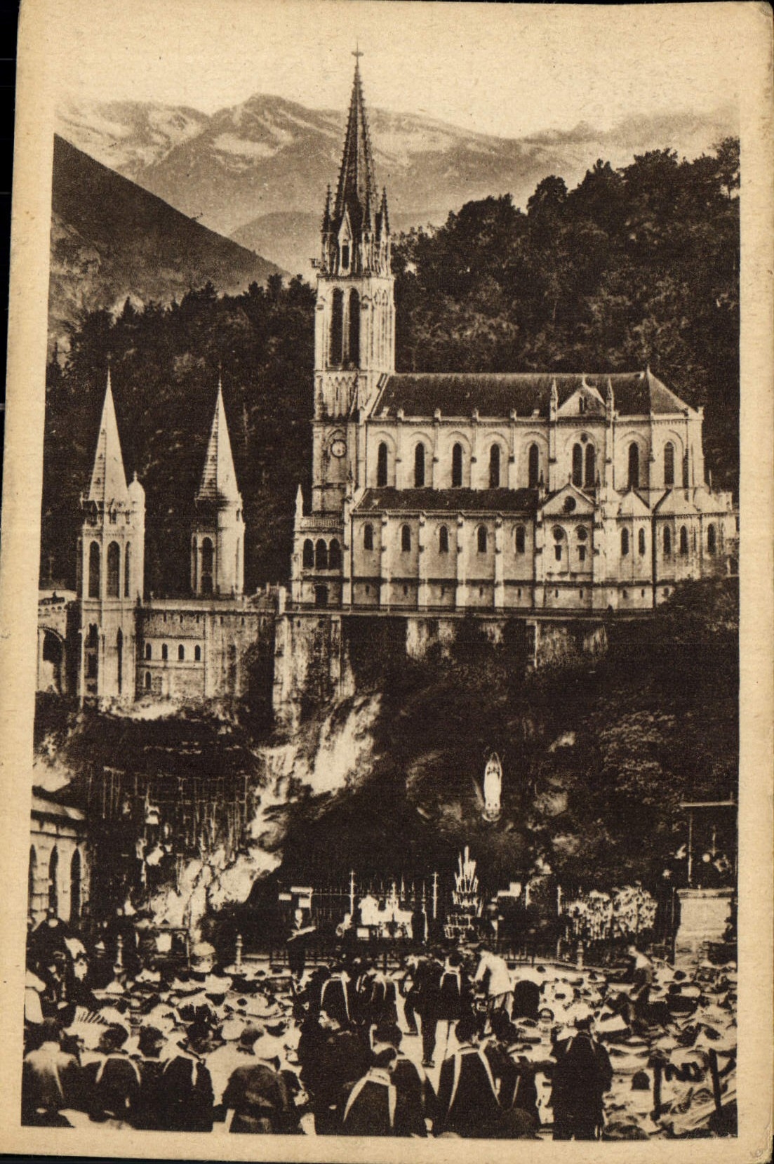 CPA Lourdes La Basilique et la Grotte 