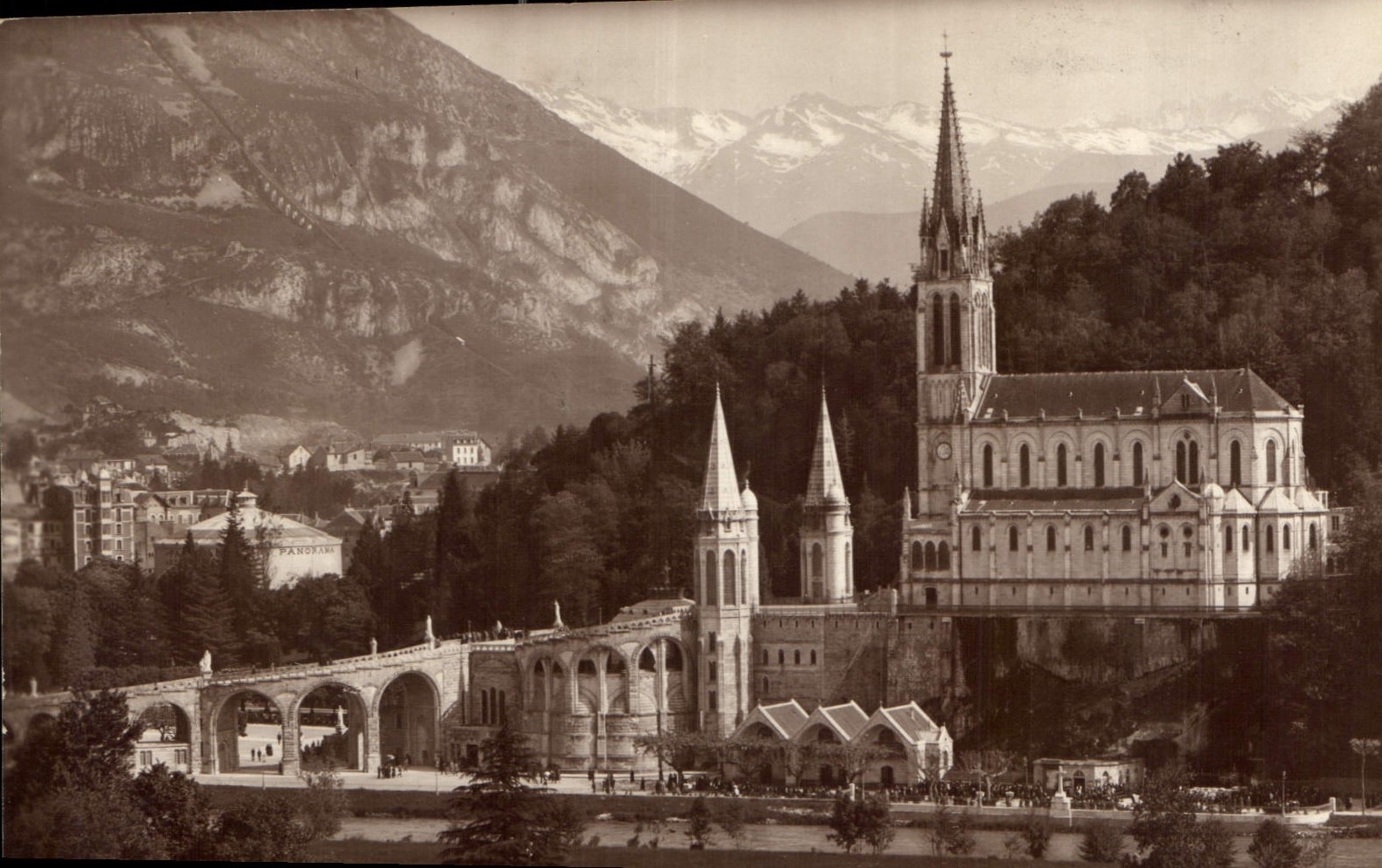 CPA Lourdes La Basilique et les Montagnes 