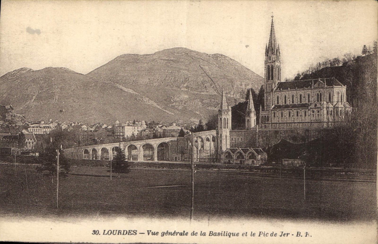 CPA Lourdes Vue generale de la Basilique et le Pic de Jer 