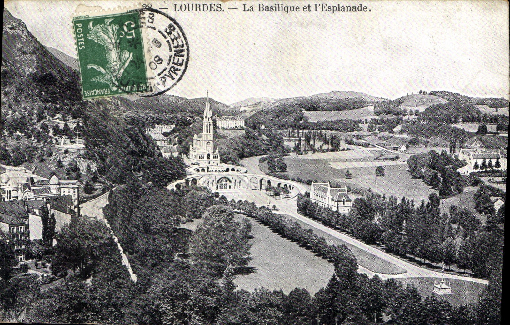 CPA Lourdes La Basilique et l'Esplanade 