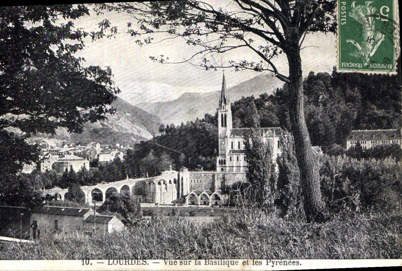 CPA Lourdes Vue sur la Basilique et les Pyrenees 