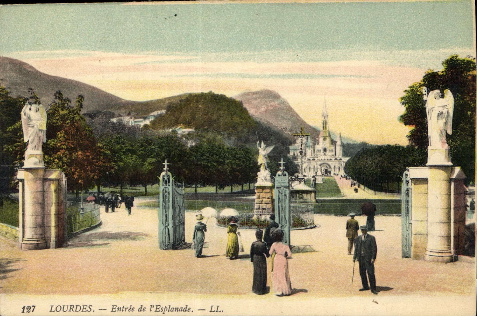 CPA Lourdes Entree de l'Esplanade 