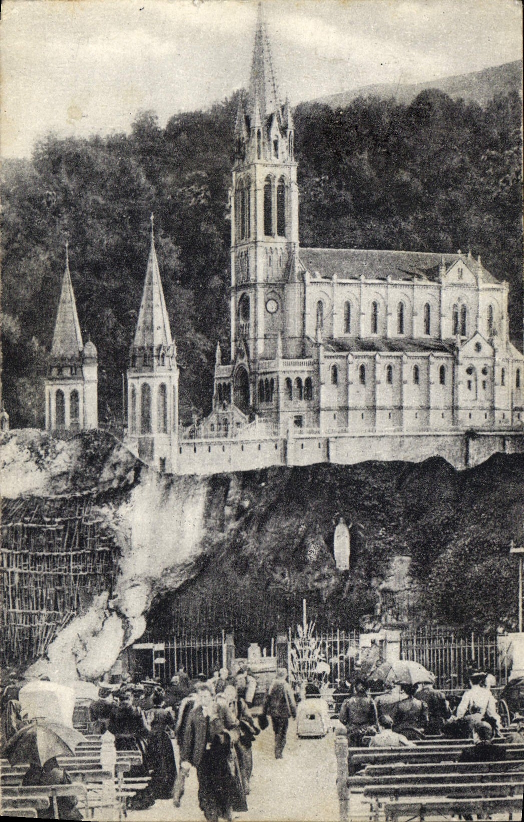 CPA Lourdes La Grotte et la Basilique 