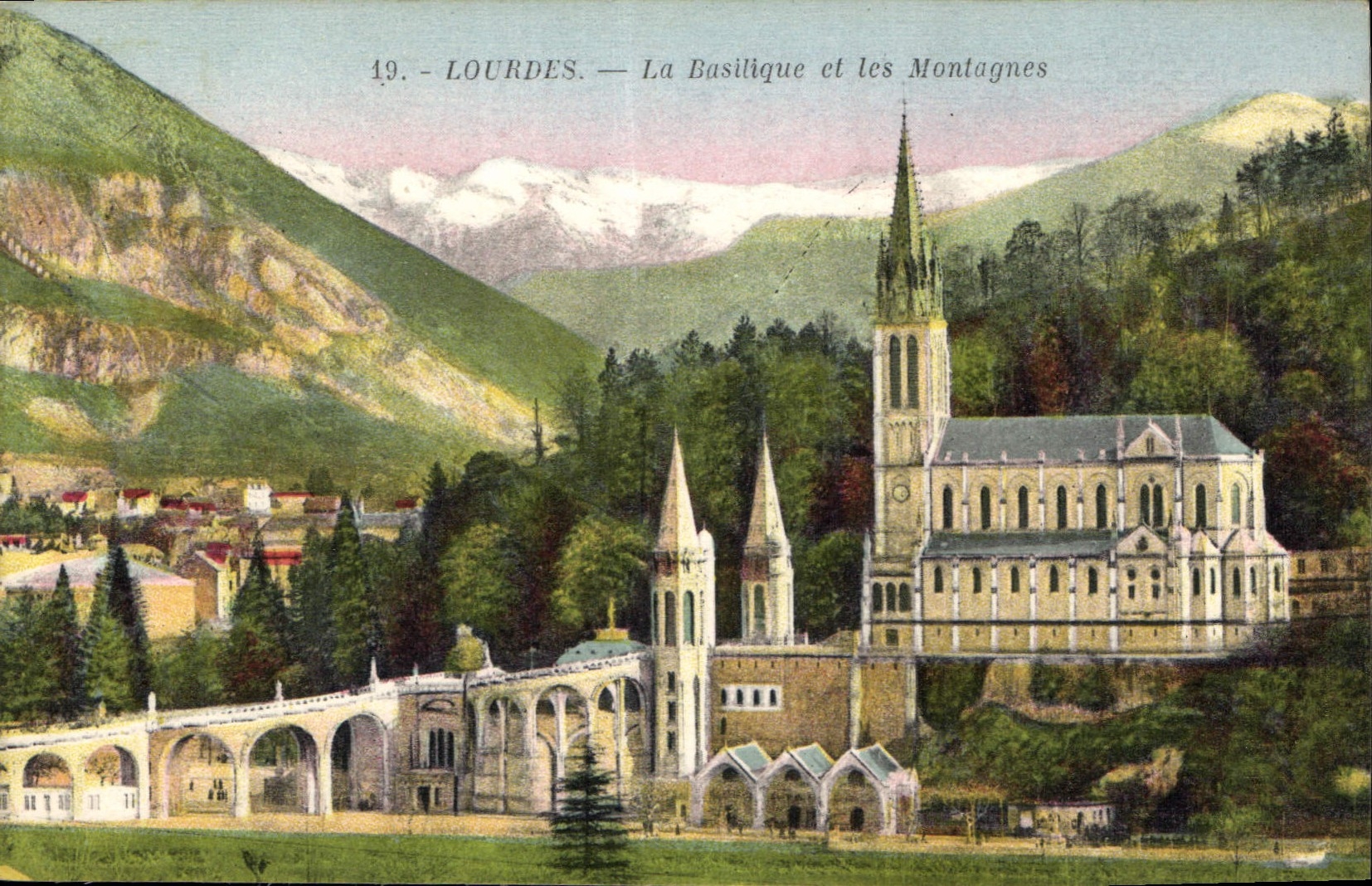 CPA Lourdes La Basilique et les Montagnes