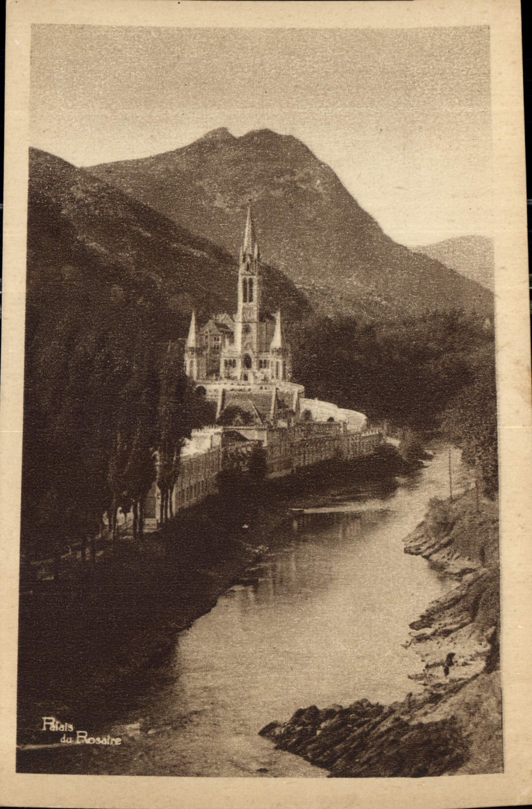 CPA Lourdes Les Sanctuaires et le Gave 