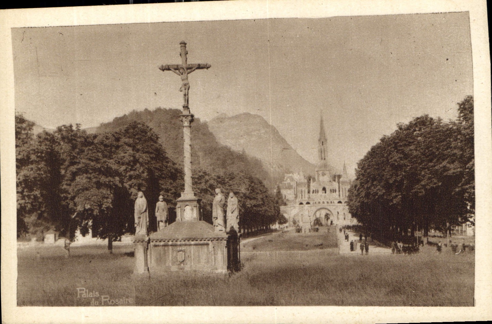 CPA Lourdes Calvaire Breton et Esplanade 