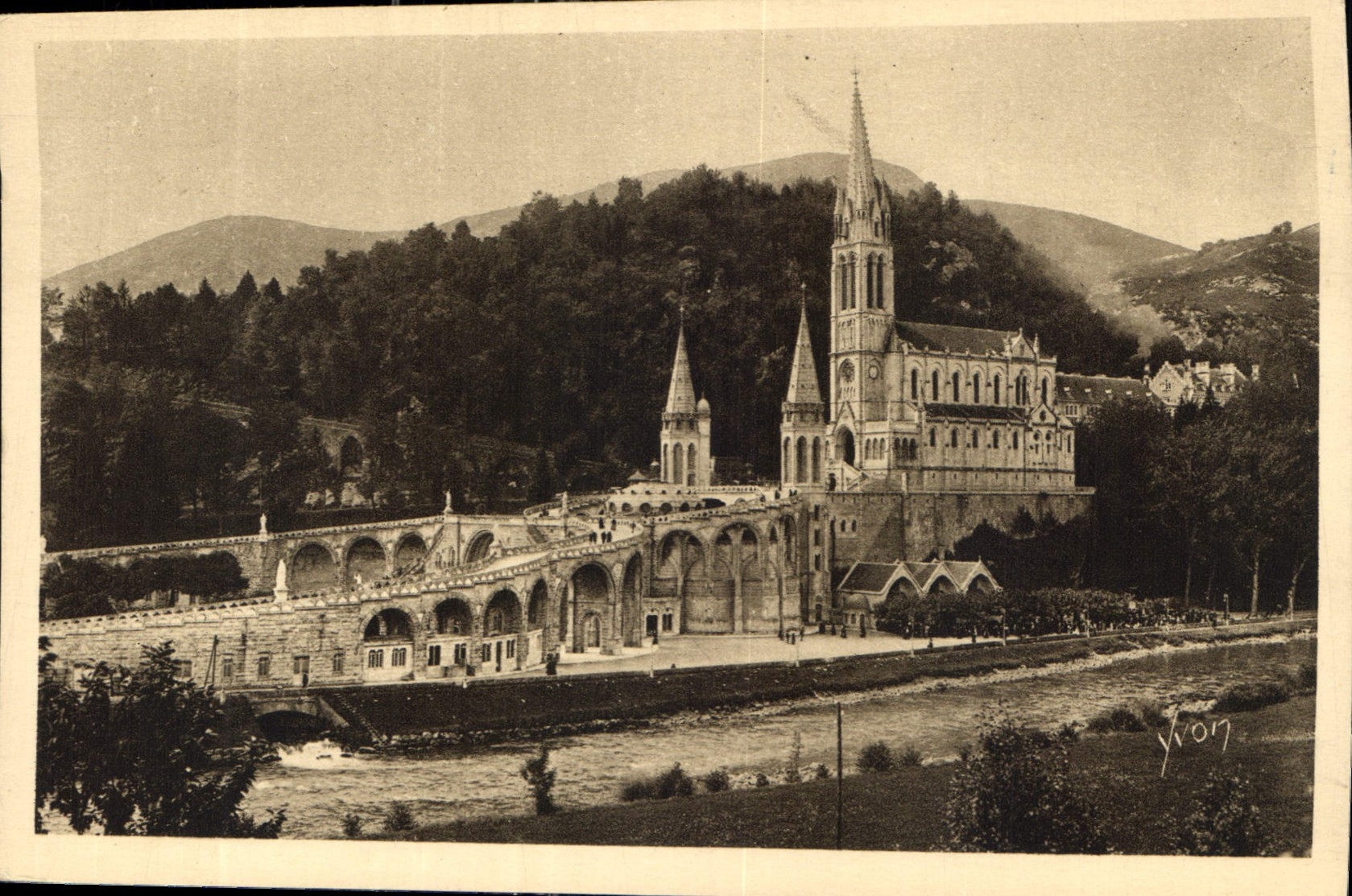 CPA Lourdes La Basilique 