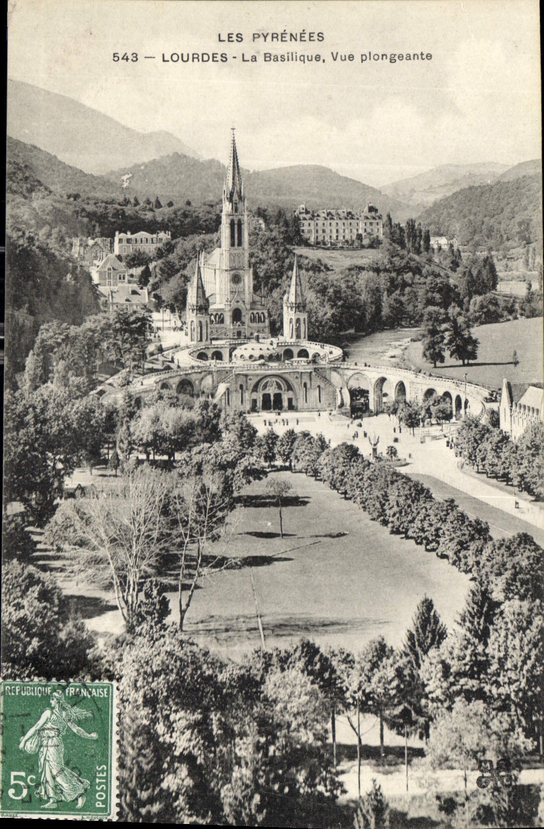 CPA Lourdes La Basilique Vue plongeante 