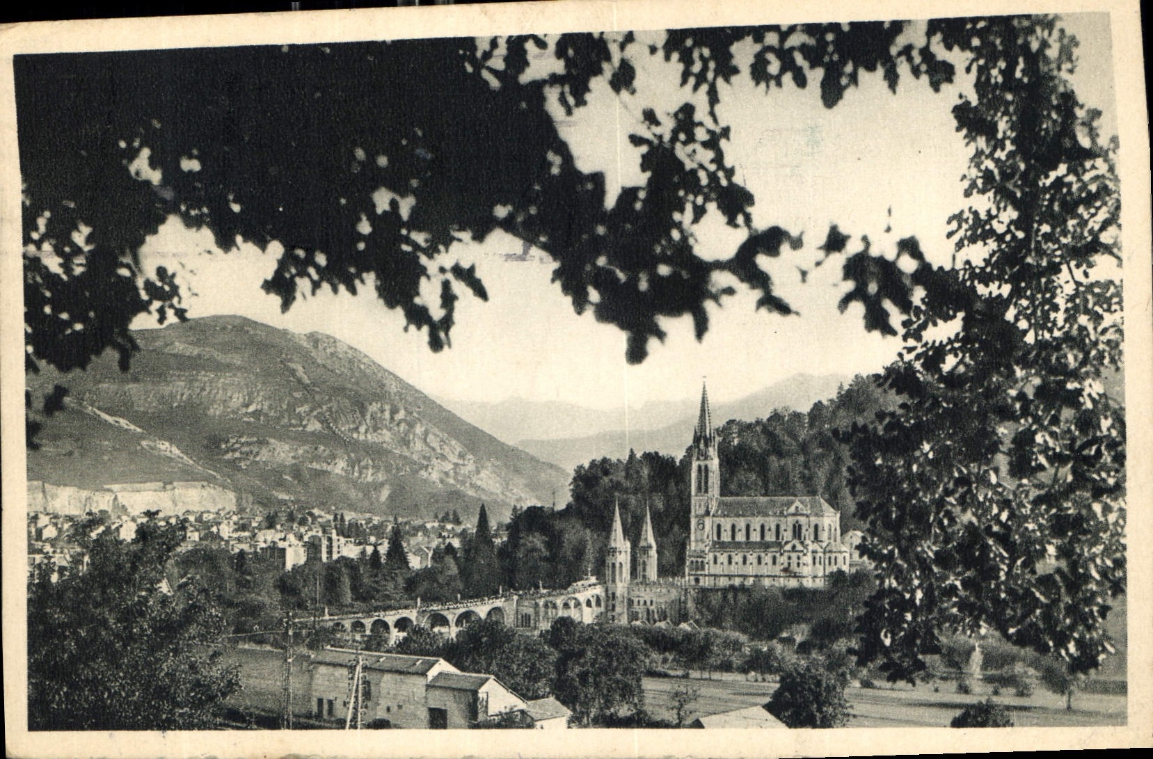 CPA Lourdes La Basilique et le Pic du Jer