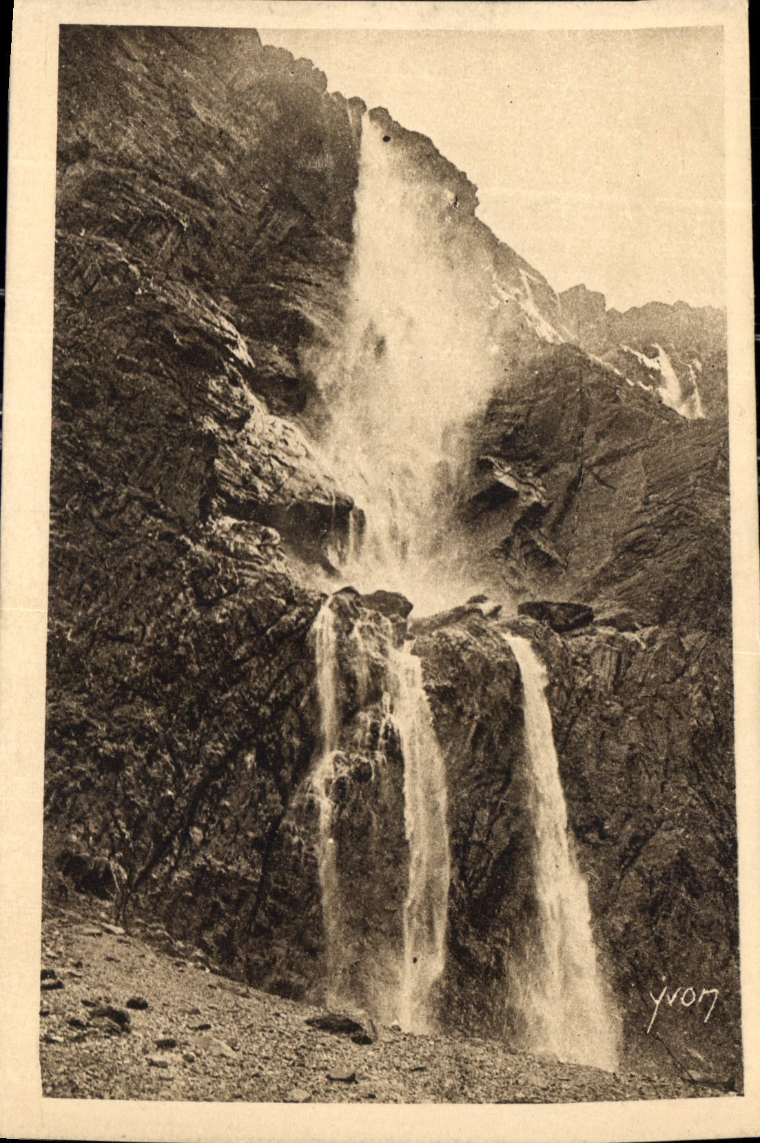 CPA Les Pyrenees Cascade du Cirque de Gavarnie 