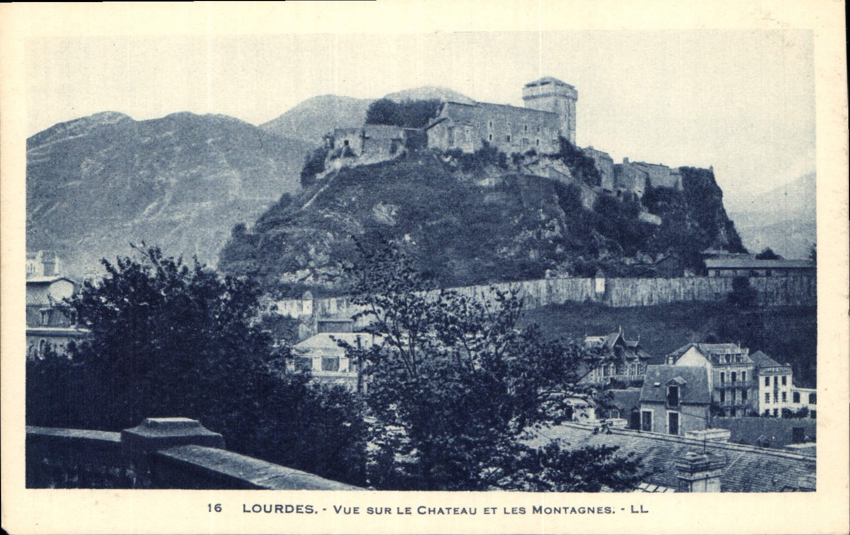 CPA Lourdes Vue sur le Chateau et les Montagnes 