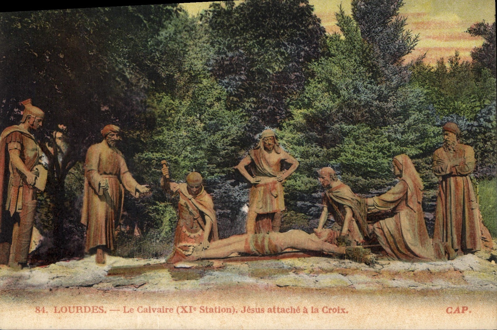 CPA Lourdes Le Calvaire Jesus attache a la Croix 