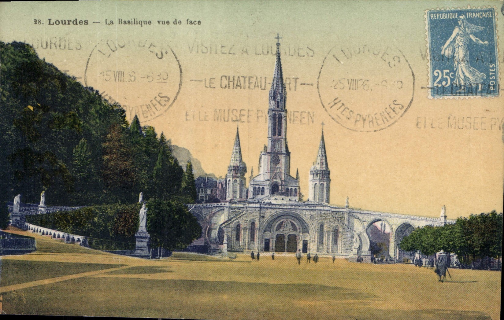 CPA Lourdes La Basilique vue de face 