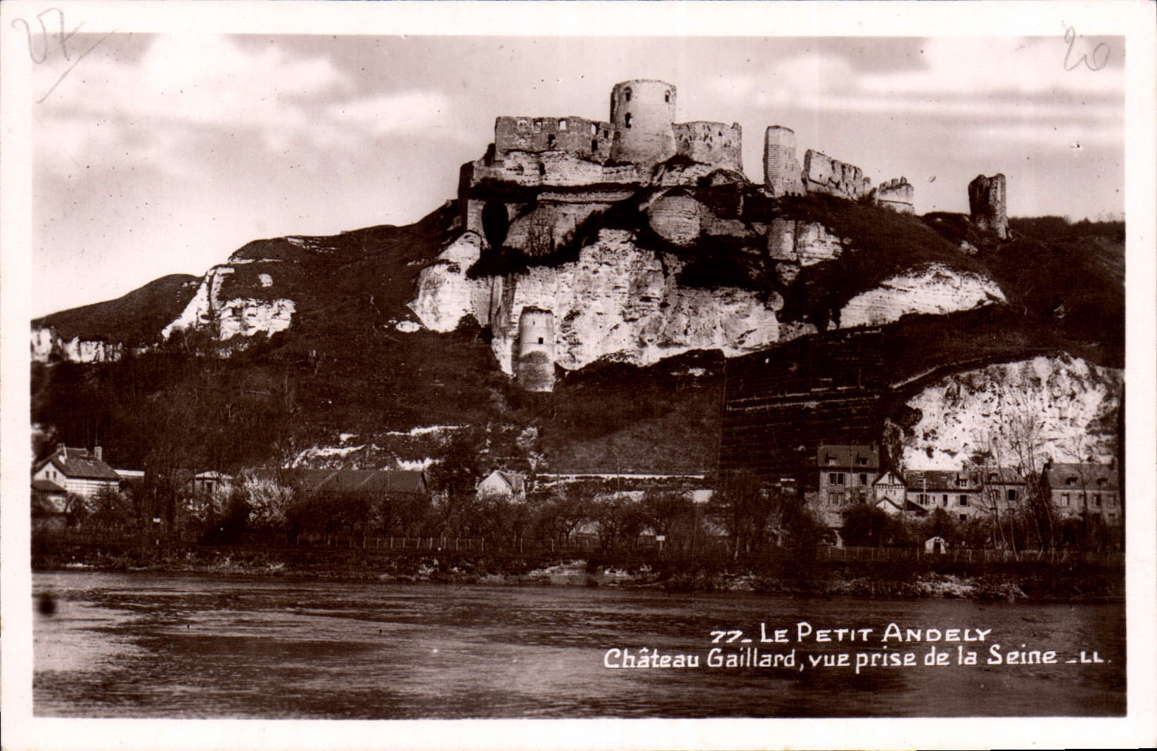 CPA Le Petit Andely Chateau Gaillard vue prise de la Seine