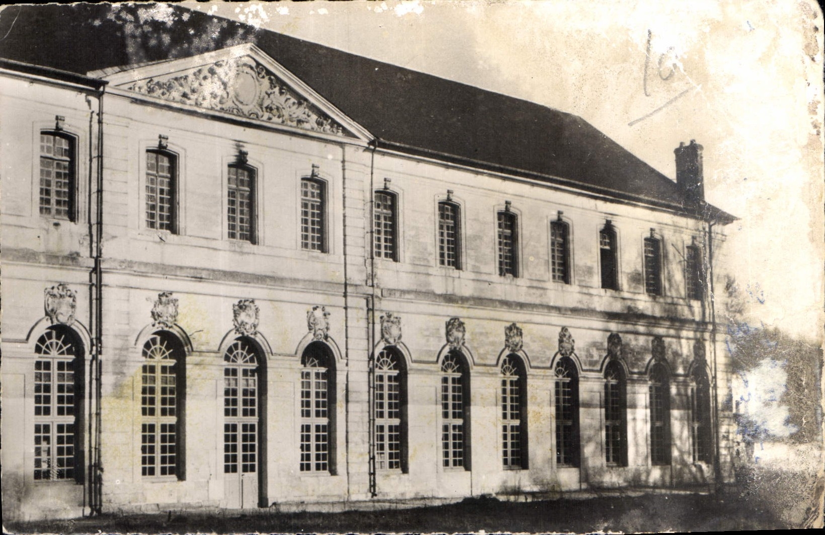 CPA Abbaye Notre Dame du Bec Le Bec Herluin Eure Cour d'Honneur 