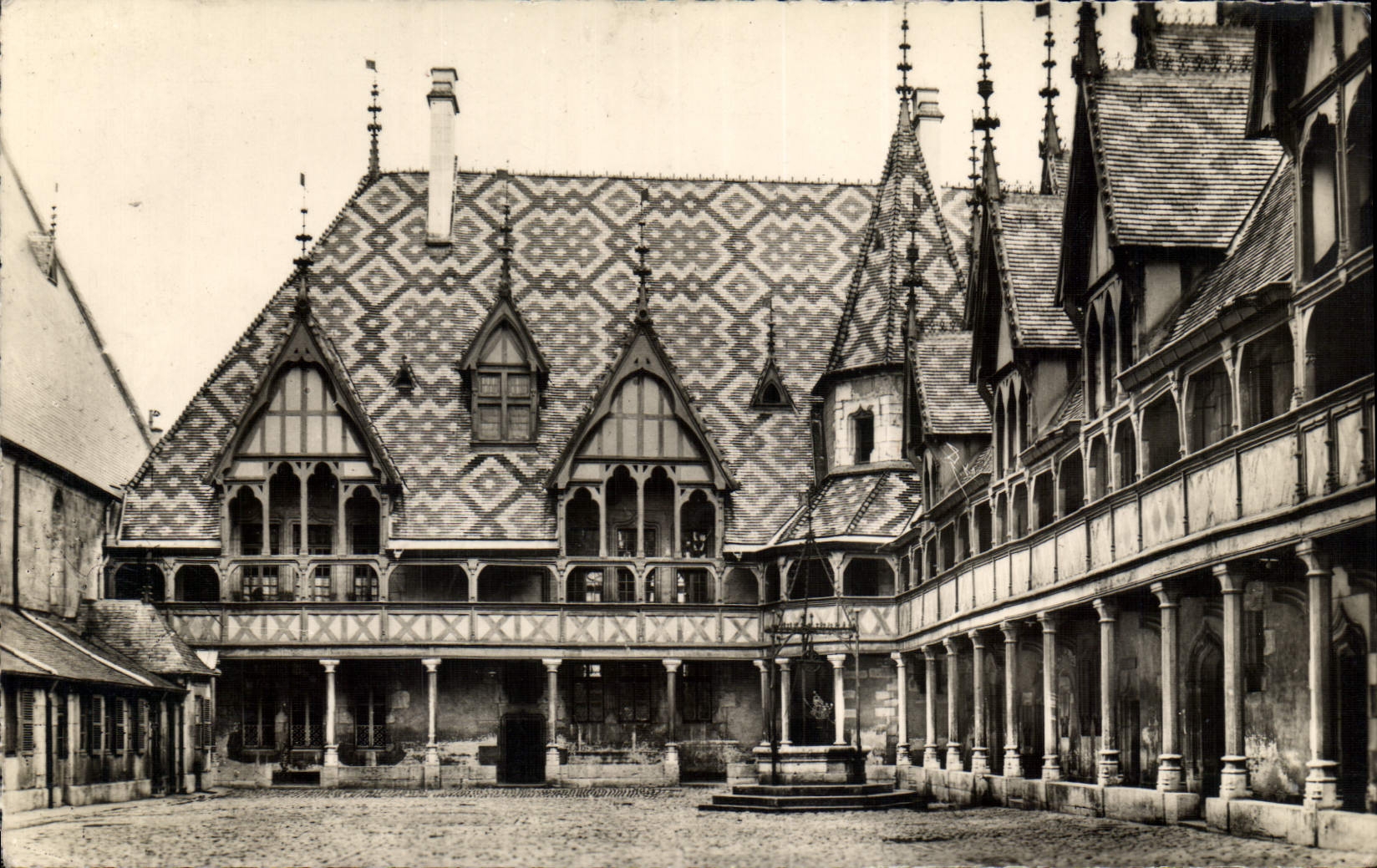 CPA Beaune C d Or Hotel Dieu La Cour d'Honneur