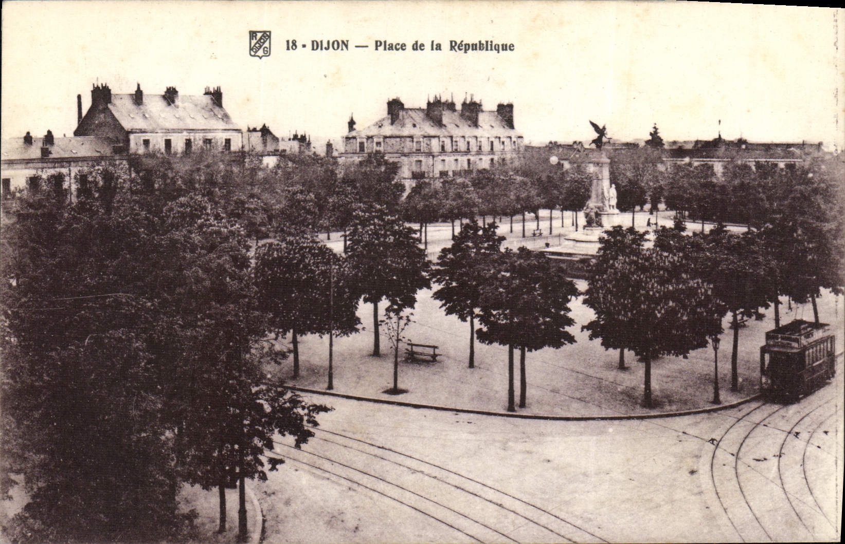 CPA Dijon Place de la Republique Tramway
