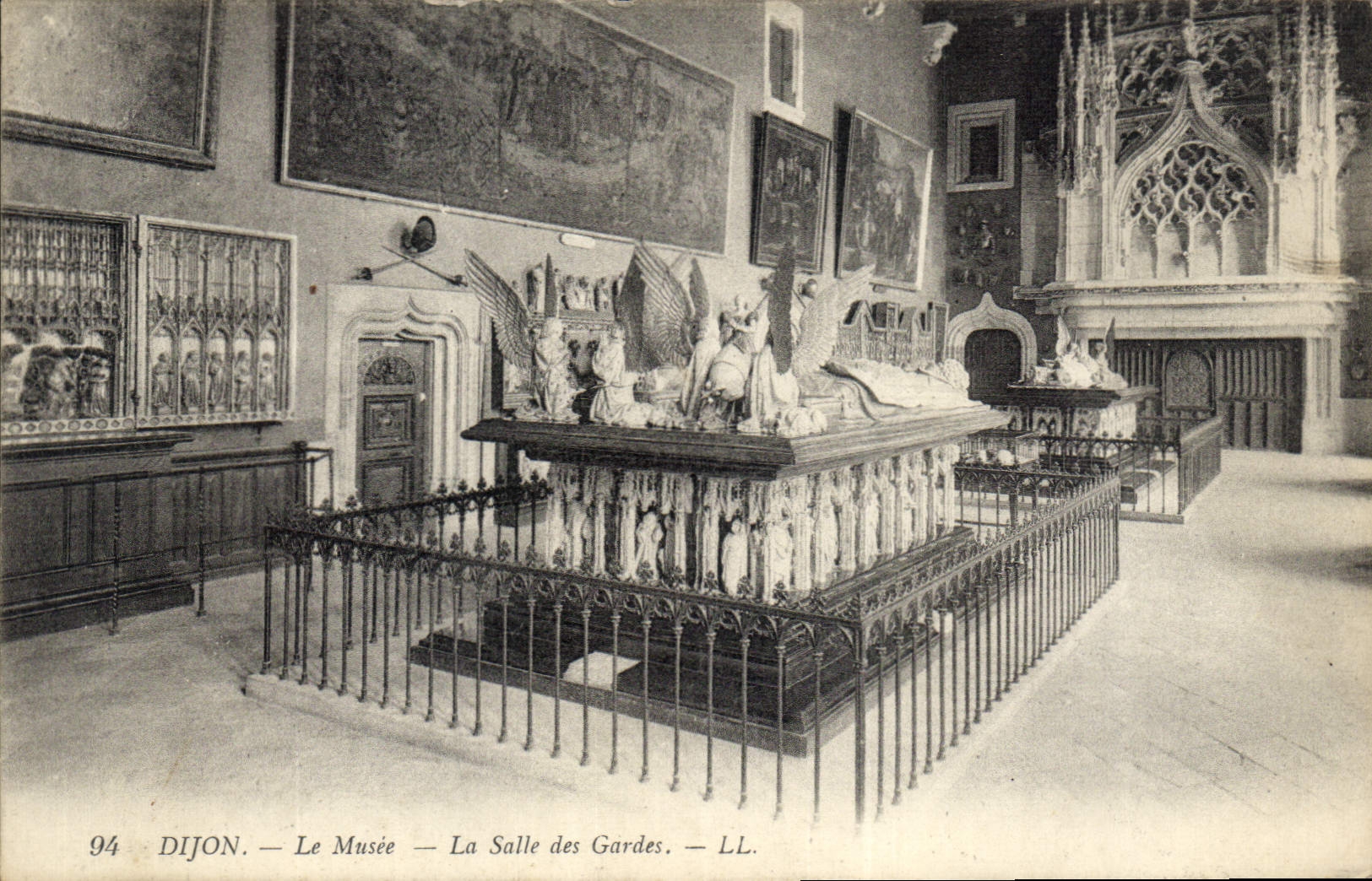 CPA Dijon Le Musee La Salle des Gardes 