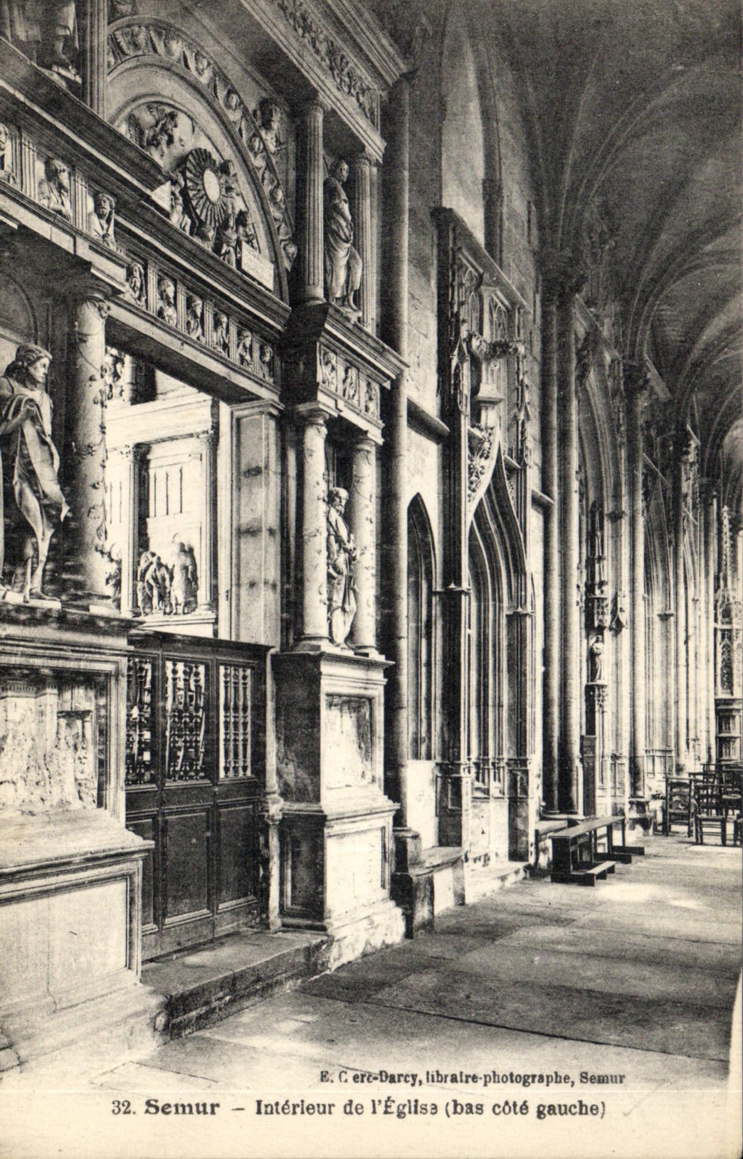 CPA Semur Interieur de l'Eglise bas cote gauche