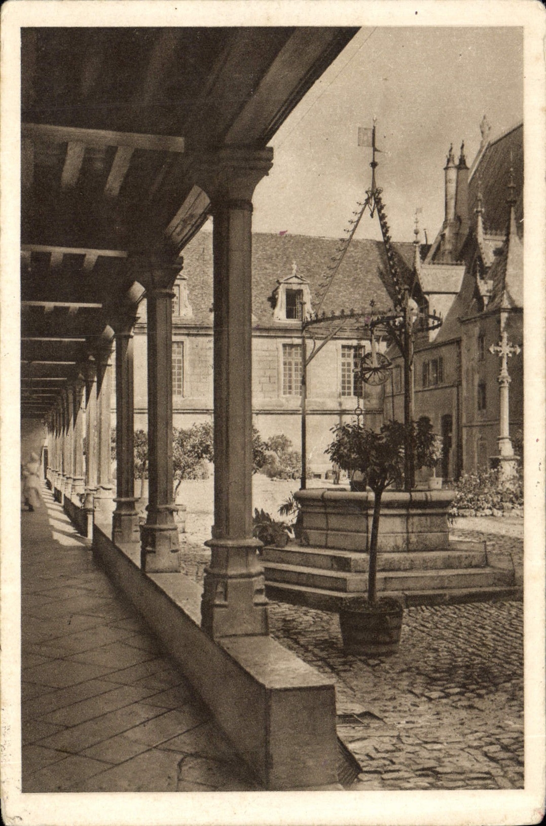 CPA Beaune Cour d'honneur de l'Hostel Dieu cote nord