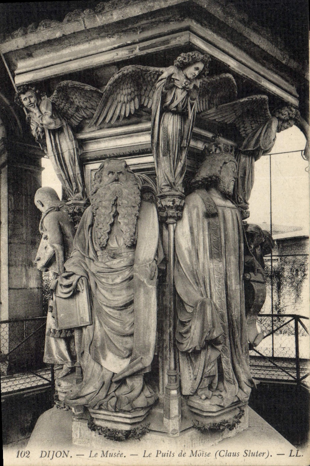 CPA Dijon Le Musee Le Puits de Moise Claus Sluter 