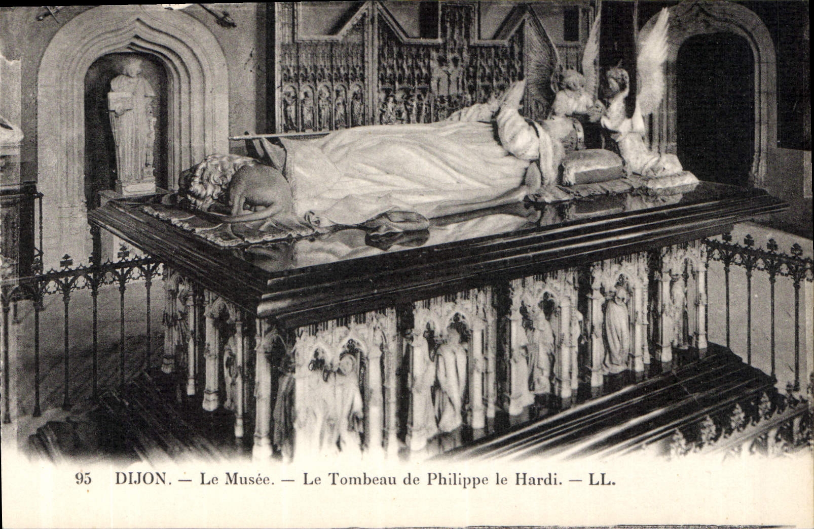 CPA Dijon Le Musee Le Tombeau de Philippe le Hardi 
