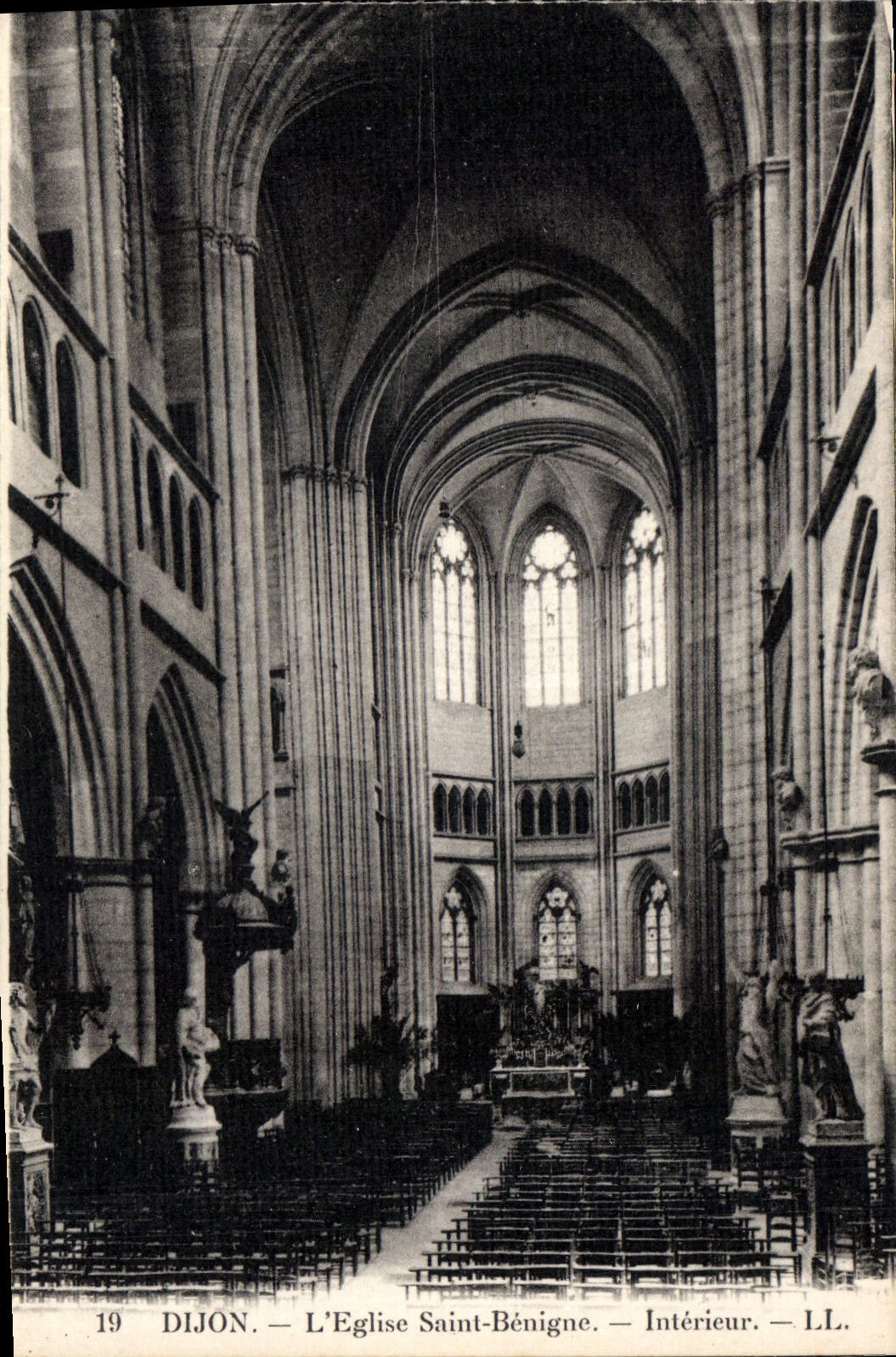 CPA Dijon L'Eglise Saint Benigne Interieur 