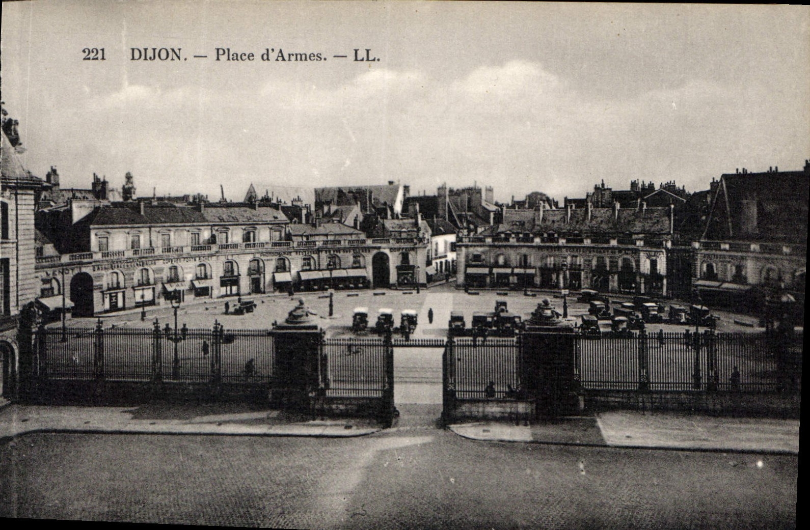 CPA Dijon Place d'Armes 