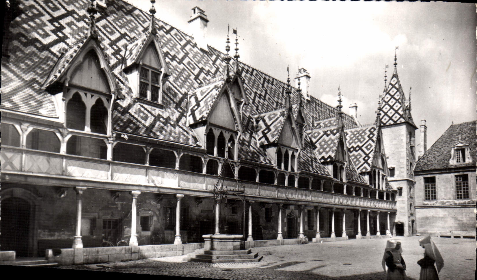 CPA Beaune Cote d'Or L'Hotel Dieu fonde en 1442 La cour d'honneur
