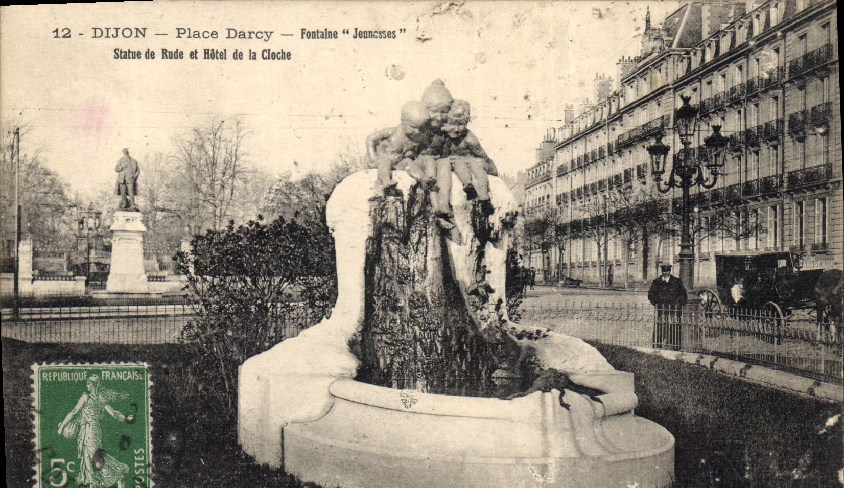 CPA Dijon Place Darcy Fontaine Jeanosses Statue de Rude et Hotel de la Cloche 