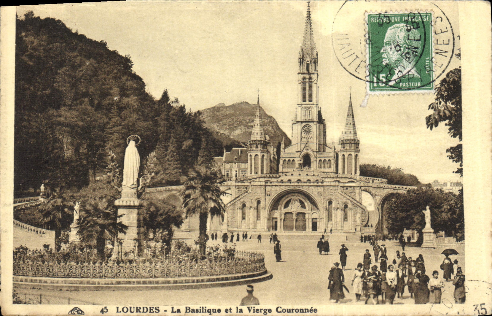 CPA Lourdes La Basilique et la Vierge Couronnee 