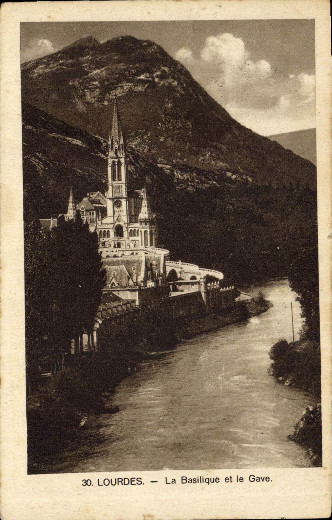 CPA Lourdes La Basilique et le Gave 