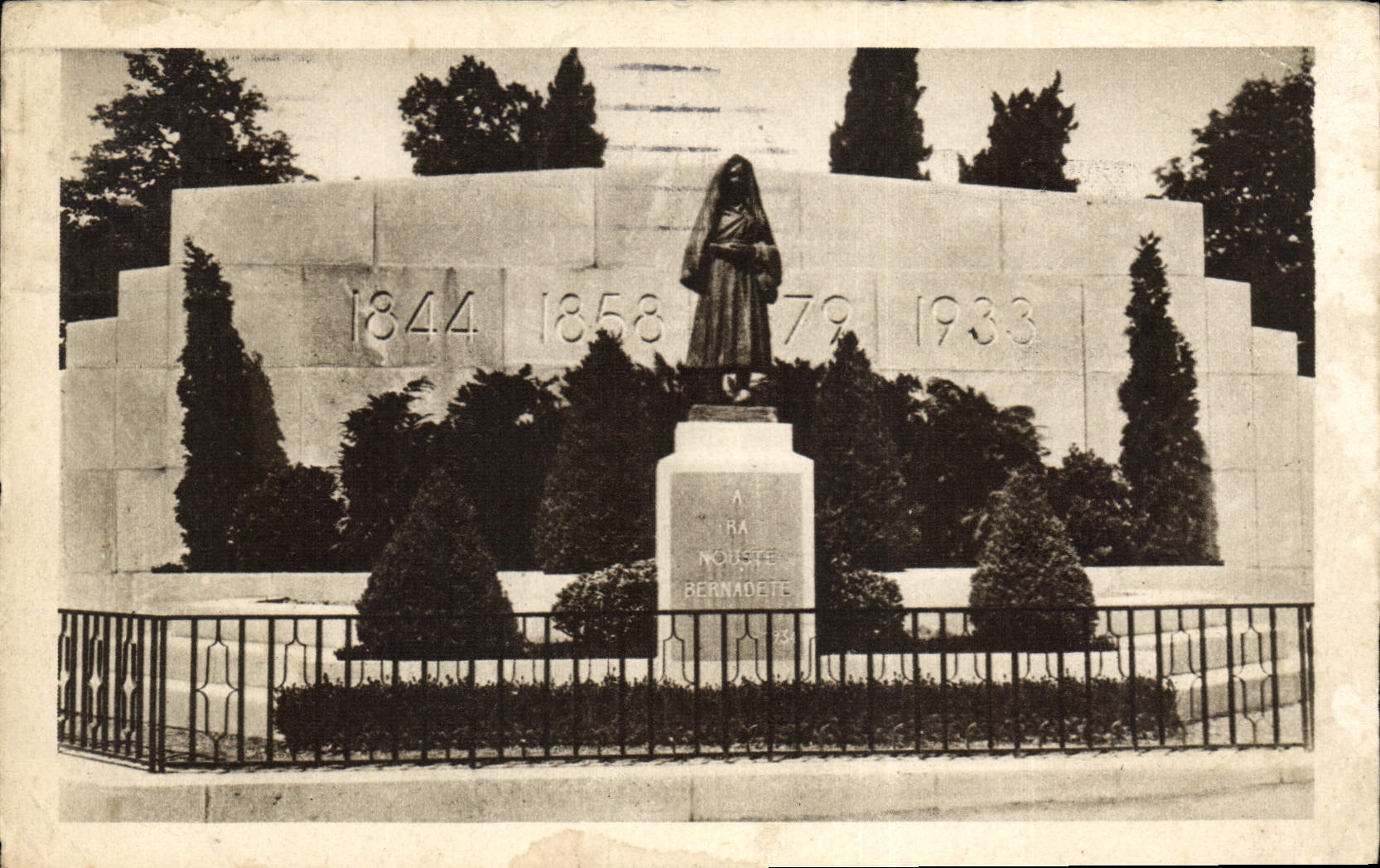 CPA Lourdes Monument a Sainte Bernadette 