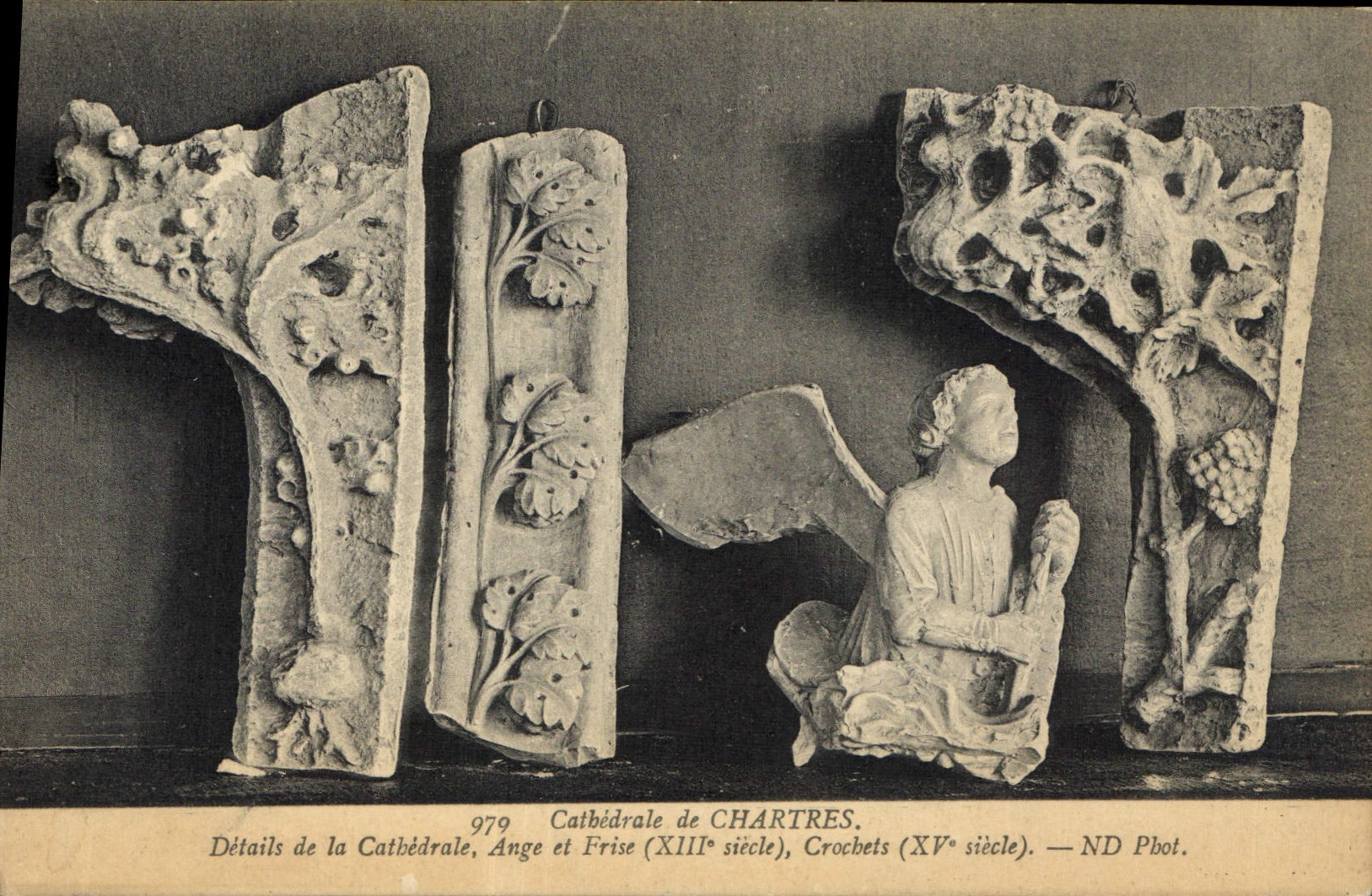 CPA Cathedrale de Chartres Details de la Cathedrale Ange et frise