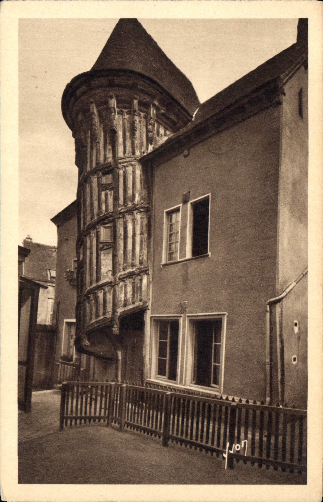 CPA Chartres Eure et Loir Escalier de la Reine Berthe 