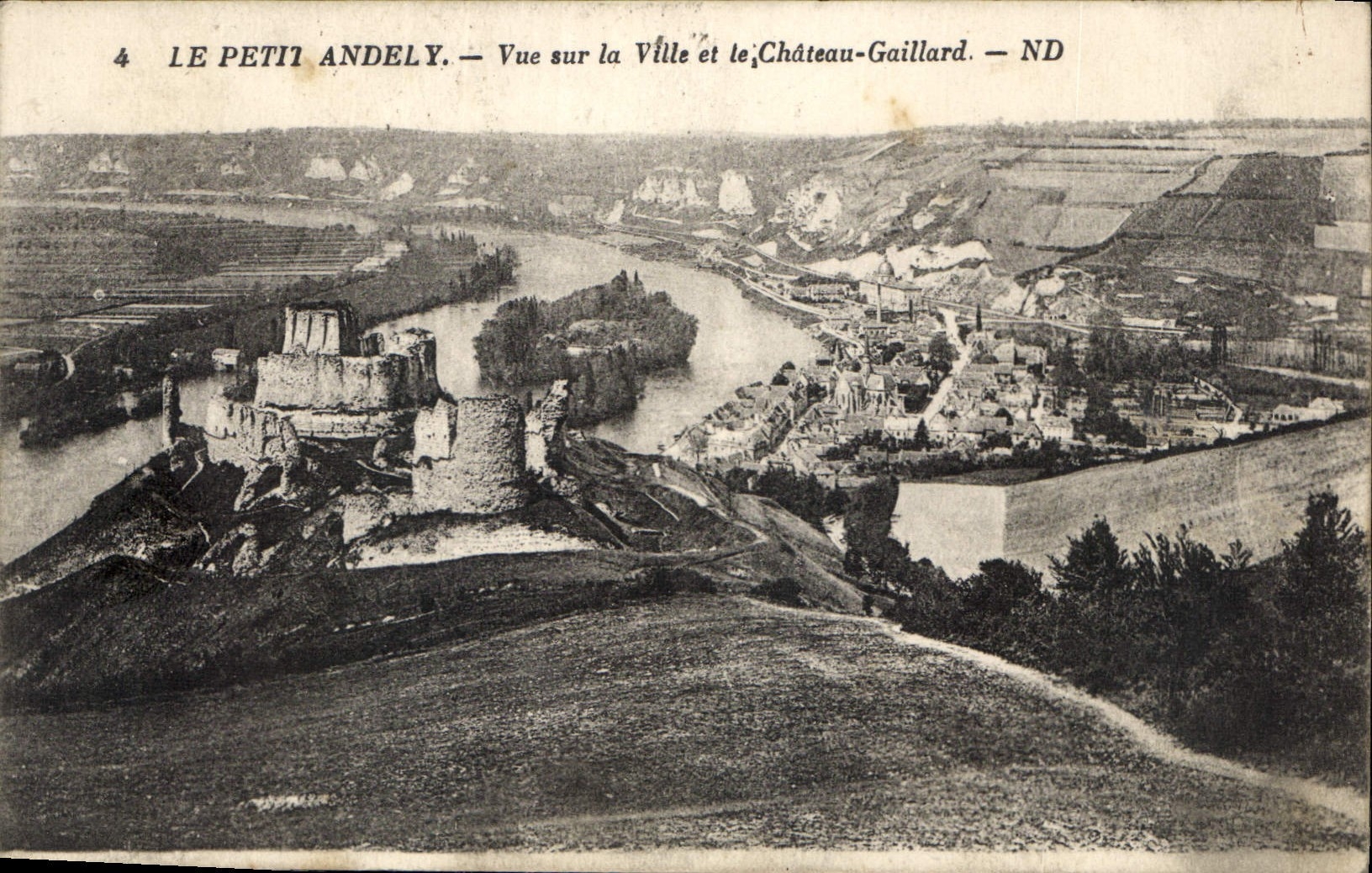 CPA Le Petit Andely Vue sur la Ville et le Chateau Gaillard